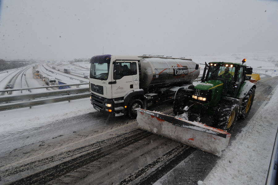 Fotos: La nieve colapsa las carreteras alavesas