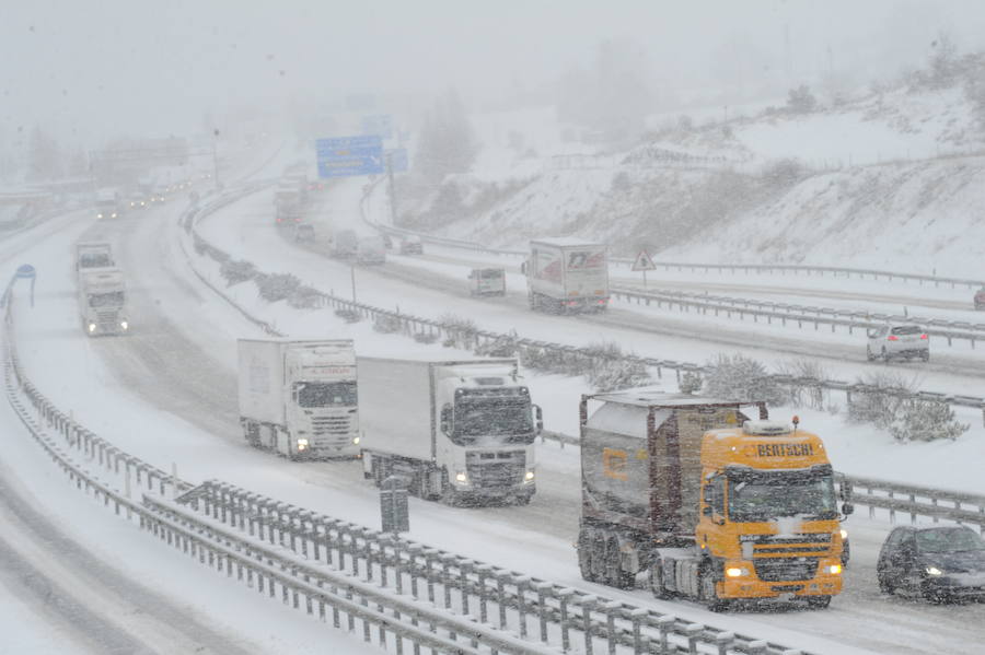 Fotos: La nieve colapsa las carreteras alavesas