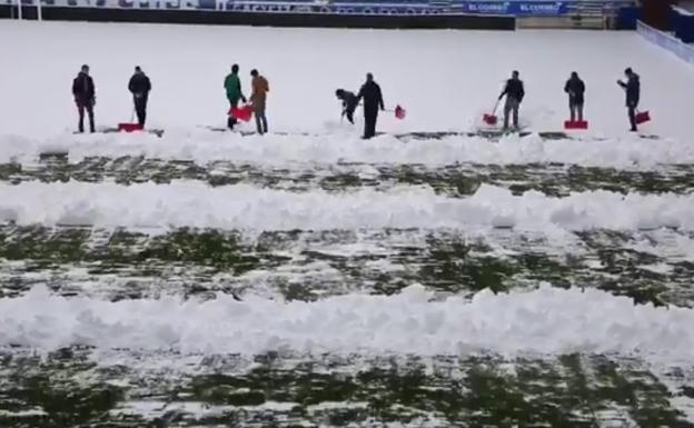 Varios operarios del club han acudido a las instalaciones para retirar los 10 centímetros de nieve