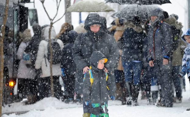 Imagen principal - Tres estampas de la complicada mañana vivida en Álava a causa de la nieve.