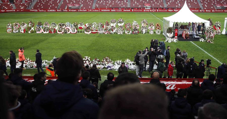 Miles de personas han dado su último adiós al mítico delantero en el estadio del Sporting. 