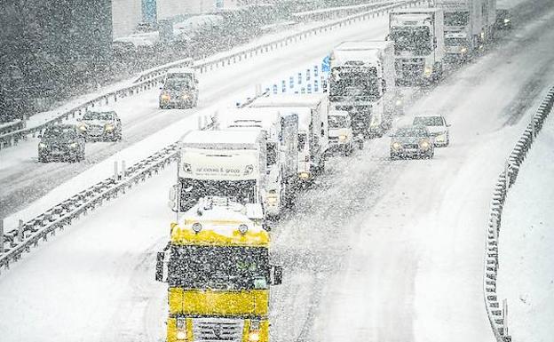 Una larga fila de vehículos retenidos por la nieve, el miércoles en una carretera alavesa.