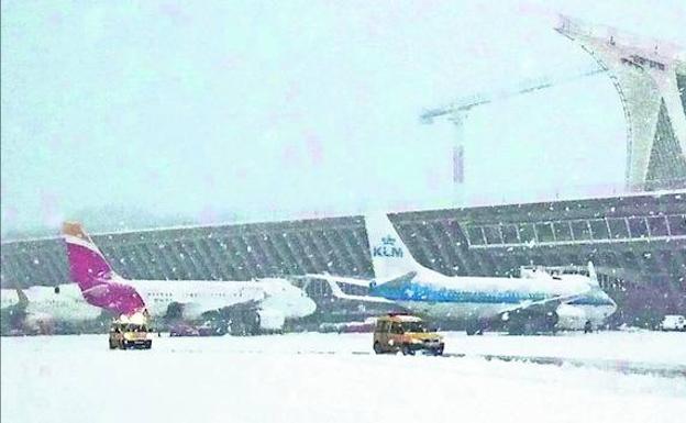 La nieve está complicando las comunicaciones por tierra y aire.