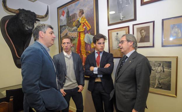 Iker Muniain y Gonzalo Caballero, en la sede del Club Cocherito, junto a Álvaro Suso y Sabino Gutiérrez, moderadores del coloquio.