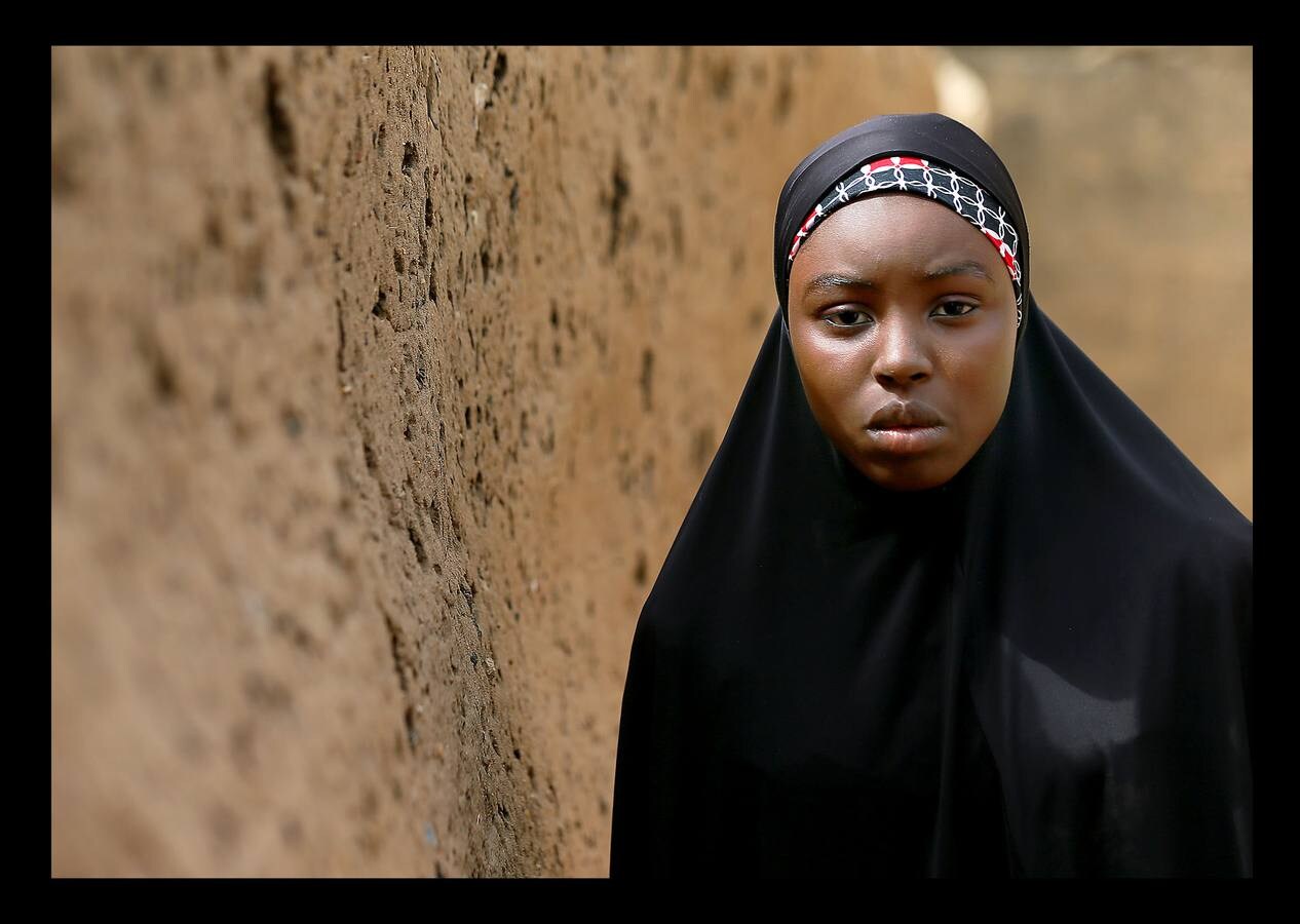 «No quiero volver a esa escuela otra vez, excepto si me transfieren a otro lugar: tengo miedo.» Las palabras de Amina Usman, una de las niñas que evitó ser secuestrada hace un par de semanas cuando miembros de Boko Haram irrumpieron en la escuela de Dapchi, al noreste de Nigeria, y se llevaron a más de cien compañeras, ilustra el horror. Pero lo sucedido en el polvoriento pueblo de Amina sólo es un nuevo episodio de la violencia desatada en el país por este grupo terrorista cuyo nombre podría traducirse en lengua hausa, la más hablada en la región, como «la educación occidental está prohibida.» En 2014 miembros de este grupo raptaron a 276 niñas en la ciudad de Chibok. Desde que iniciaron sus actividades con la intención de crear un estado que se adhiera a una interpretación estricta de la ley islámica, han asesinado a más de veinte mil personas. En las fotografías, familiares de las niñas observan algunas de sus pertenencias en la escuela.