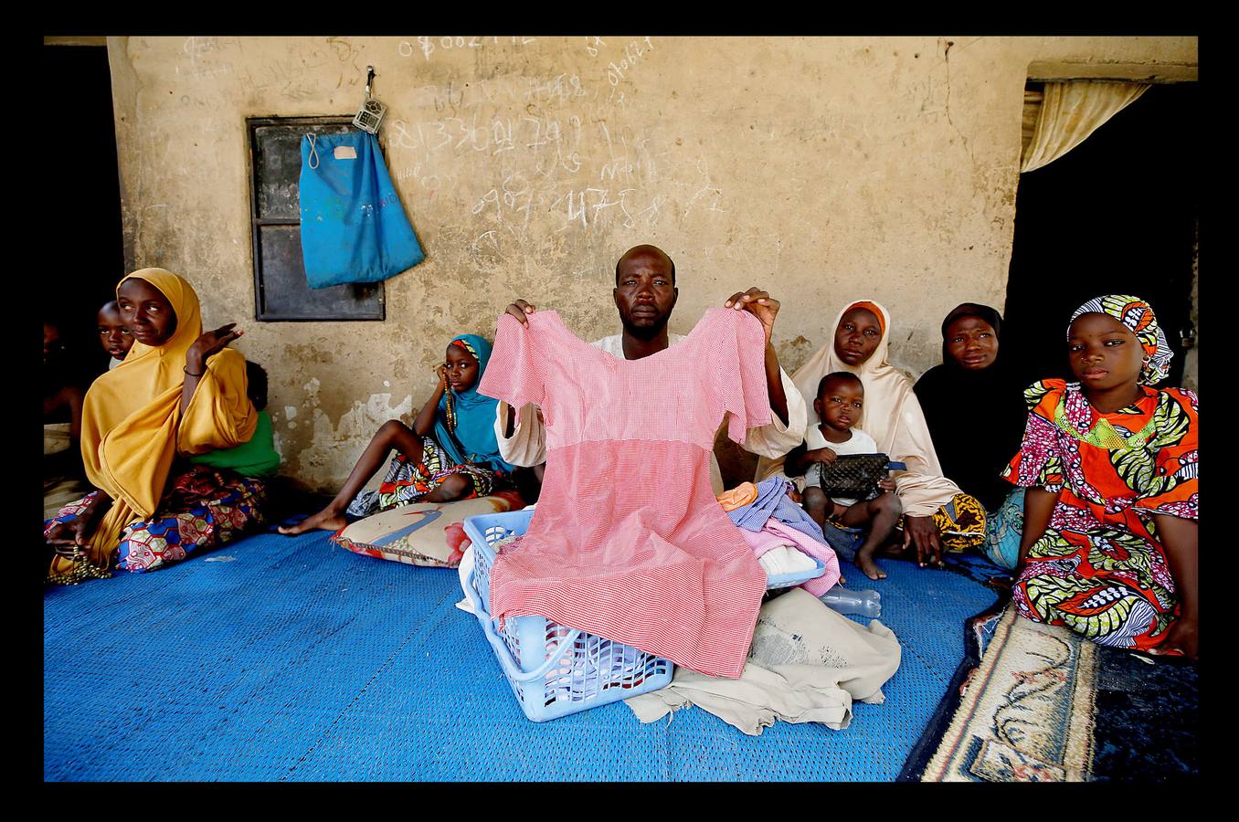 «No quiero volver a esa escuela otra vez, excepto si me transfieren a otro lugar: tengo miedo.» Las palabras de Amina Usman, una de las niñas que evitó ser secuestrada hace un par de semanas cuando miembros de Boko Haram irrumpieron en la escuela de Dapchi, al noreste de Nigeria, y se llevaron a más de cien compañeras, ilustra el horror. Pero lo sucedido en el polvoriento pueblo de Amina sólo es un nuevo episodio de la violencia desatada en el país por este grupo terrorista cuyo nombre podría traducirse en lengua hausa, la más hablada en la región, como «la educación occidental está prohibida.» En 2014 miembros de este grupo raptaron a 276 niñas en la ciudad de Chibok. Desde que iniciaron sus actividades con la intención de crear un estado que se adhiera a una interpretación estricta de la ley islámica, han asesinado a más de veinte mil personas. En las fotografías, familiares de las niñas observan algunas de sus pertenencias en la escuela.