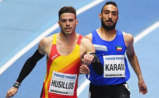 El atleta español Óscar Husillos (izda), y el kuwaití Yousef Karam (dcha) compiten en la ronda clasificatoria de los 400 metros lisos.
