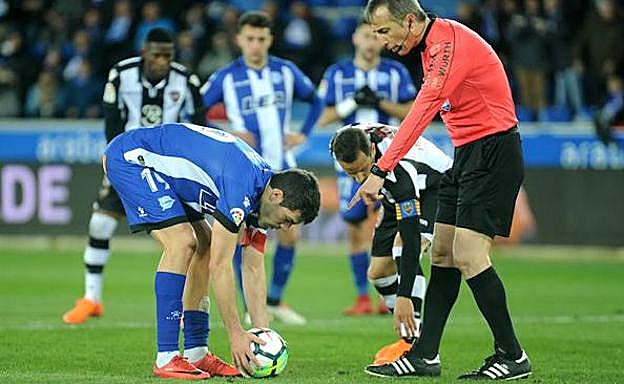Manu García colaca el balón para lanzar el penalti