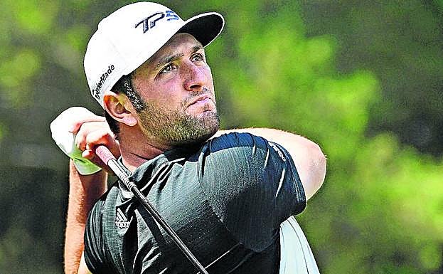 Jon Rahm sigue el vuelo de la bola durante la primera jornada en Chapultepec.