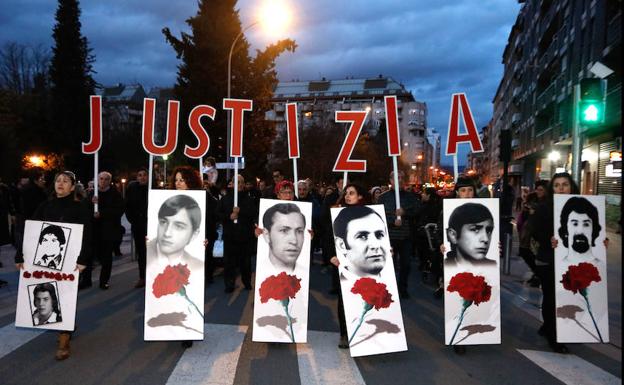 La manifestación en recuerdo del Tres de Marzo ha partido desde el barrio de Zaramaga.