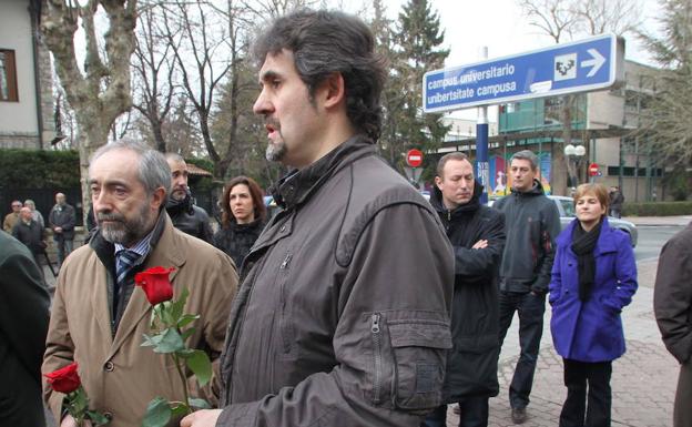 Pello Urizar y Rafa Larreina, durante un homenaje a Fernando Buesa y su escolta en Vitoria.