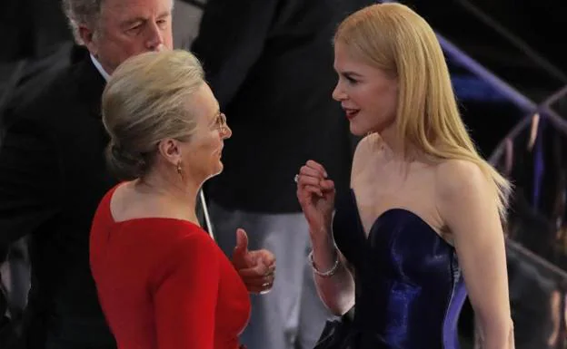 Imagen principal - Meryl Streep charla con Nicole Kidman. Gary Oldman estrecha la mano de Richard Jenkins y Rockwell muestra su Oscar. 