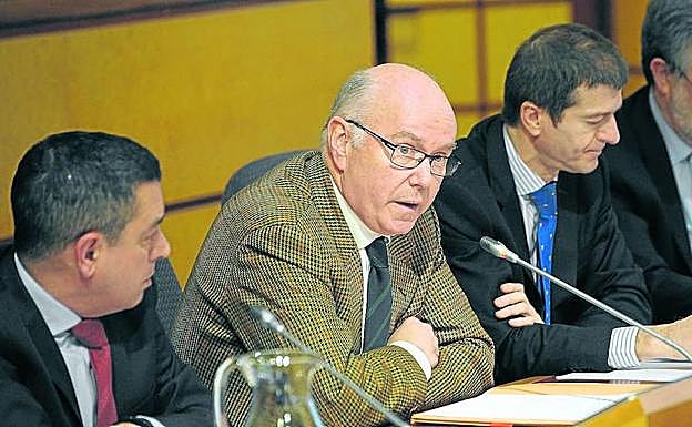 El diputado vizcaíno de Hacienda, José María Iruarrizaga, compareció ayer en las Juntas Generales de Bizkaia.