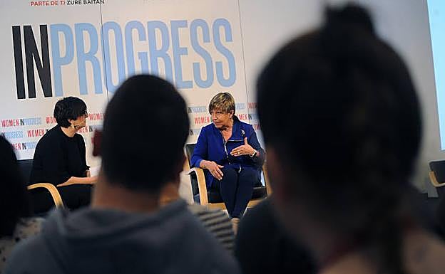 Galería. Almudena Cacho entrevista a Pilar Albiac.