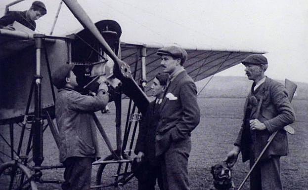 Heraclio Alfaro, en el centro, en una imagen de 1914. 