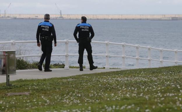 Agentes de la Policía Local de Gijón durante la búsqueda de Lorena Torre.