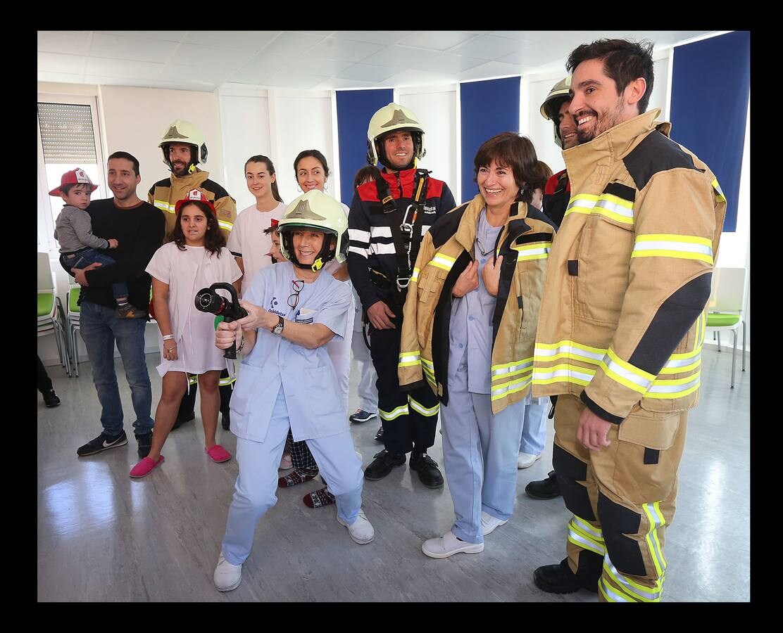 Fotos: Los bomberos realizan su &#039;rescate&#039; más emotivo con abrazos y besos de los niños ingresados en Cruces