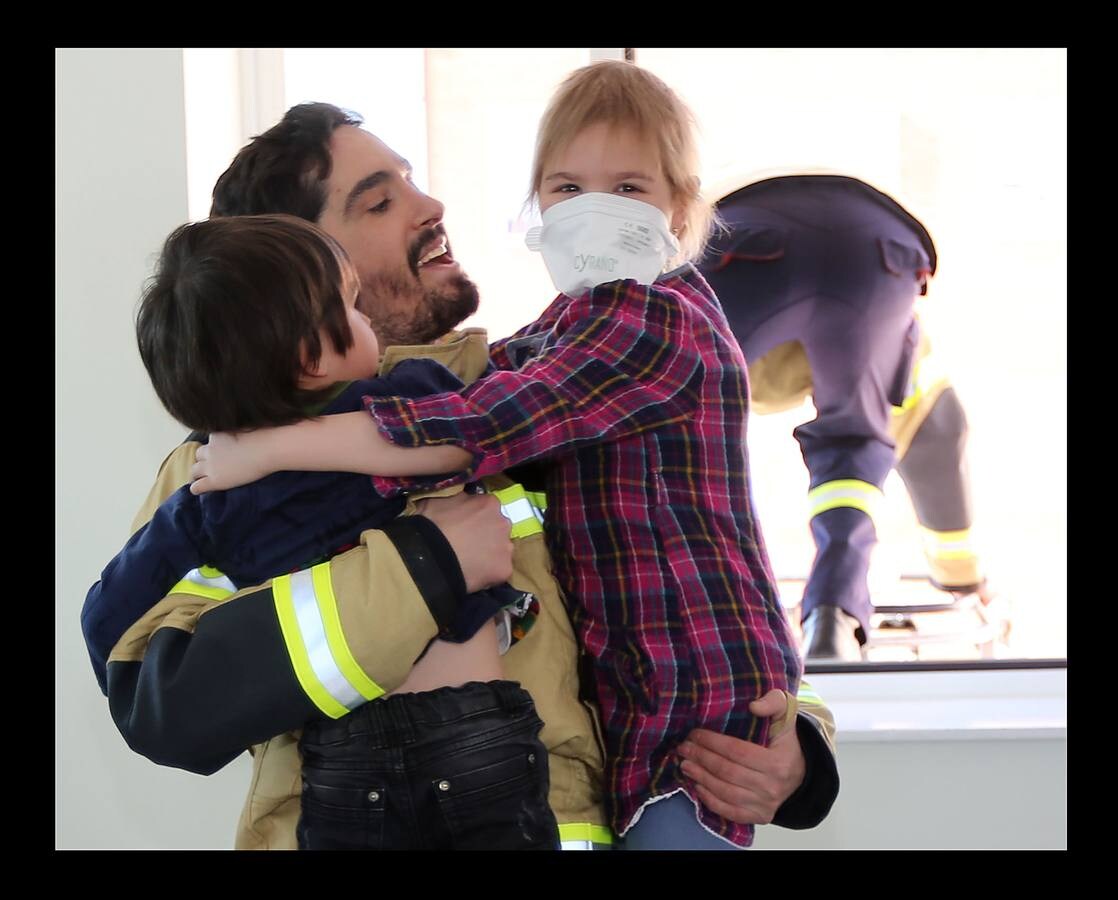 Fotos: Los bomberos realizan su &#039;rescate&#039; más emotivo con abrazos y besos de los niños ingresados en Cruces