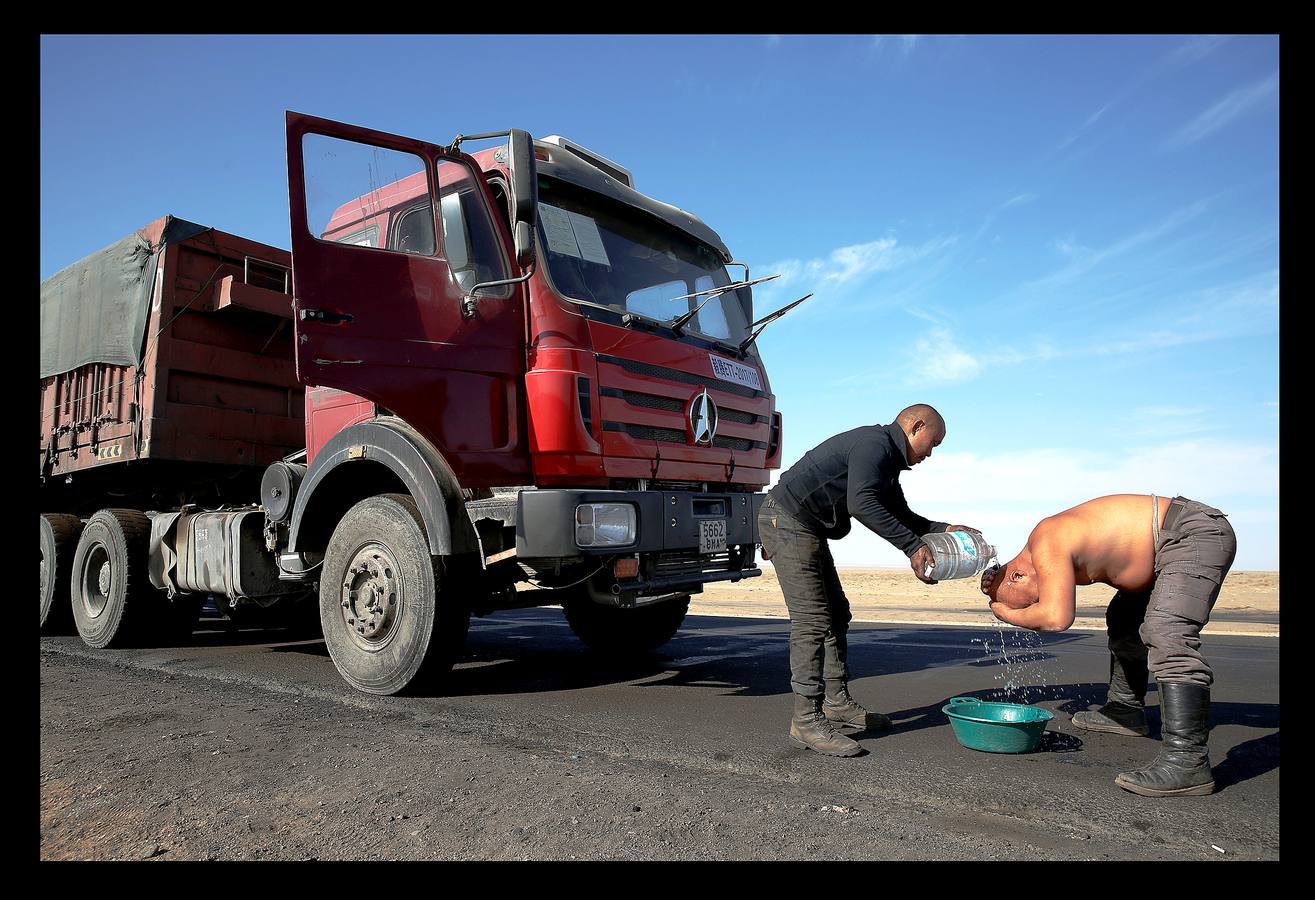 Miles de camiones pesados se desplazan cada día a lo largo de una carretera abarrotada entre las minas de carbón del desierto de Gobi en Mongolia y la frontera de China. El repunte en los precios y las restricciones comerciales impuestas a Corea, ha generado un aumento de las exportaciones a China de esta materia. Las colas, que alcanzan hasta 130 kilómetros, obligan a larguísimas esperas de los camioneros, que tienen que comer y dormir en sus vehículos en un viaje que a veces se prolonga hasta una semana. En torno a ellos ha florecido una bulliciosa microeconomía de comerciantes que venden cigarrillos, agua y combustible mientras aguardan la apertura de las aduanas chinas. En la actualidad atraviesan la frontera unos 700 camiones diarios, pero algunos creen que el problema no se resolverá hasta que lo hagan alrededor de 3000.