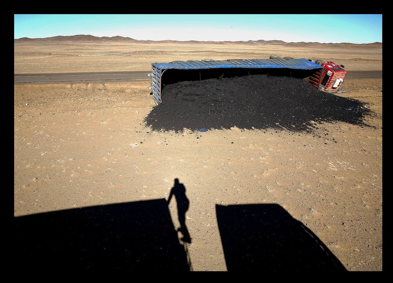 Miles de camiones pesados se desplazan cada día a lo largo de una carretera abarrotada entre las minas de carbón del desierto de Gobi en Mongolia y la frontera de China. El repunte en los precios y las restricciones comerciales impuestas a Corea, ha generado un aumento de las exportaciones a China de esta materia. Las colas, que alcanzan hasta 130 kilómetros, obligan a larguísimas esperas de los camioneros, que tienen que comer y dormir en sus vehículos en un viaje que a veces se prolonga hasta una semana. En torno a ellos ha florecido una bulliciosa microeconomía de comerciantes que venden cigarrillos, agua y combustible mientras aguardan la apertura de las aduanas chinas. En la actualidad atraviesan la frontera unos 700 camiones diarios, pero algunos creen que el problema no se resolverá hasta que lo hagan alrededor de 3000.