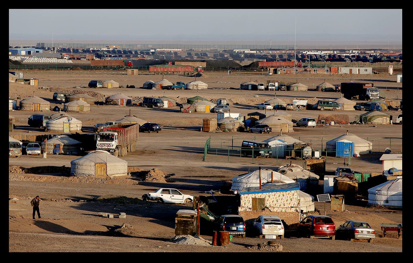 Miles de camiones pesados se desplazan cada día a lo largo de una carretera abarrotada entre las minas de carbón del desierto de Gobi en Mongolia y la frontera de China. El repunte en los precios y las restricciones comerciales impuestas a Corea, ha generado un aumento de las exportaciones a China de esta materia. Las colas, que alcanzan hasta 130 kilómetros, obligan a larguísimas esperas de los camioneros, que tienen que comer y dormir en sus vehículos en un viaje que a veces se prolonga hasta una semana. En torno a ellos ha florecido una bulliciosa microeconomía de comerciantes que venden cigarrillos, agua y combustible mientras aguardan la apertura de las aduanas chinas. En la actualidad atraviesan la frontera unos 700 camiones diarios, pero algunos creen que el problema no se resolverá hasta que lo hagan alrededor de 3000.