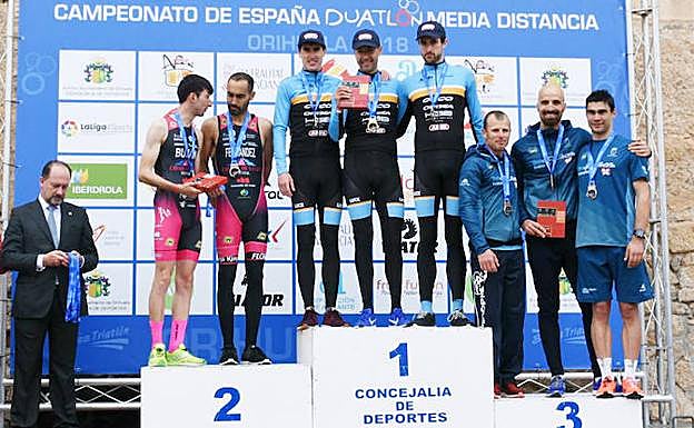 El equipo ANB, en lo más alto del podium de Orihuela.