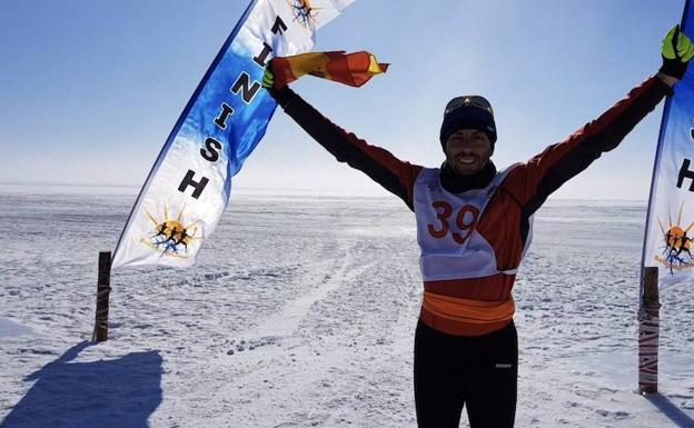 Brazos en alto, José Antonio Soto posa feliz y victorioso en la meta del lago Baikal.