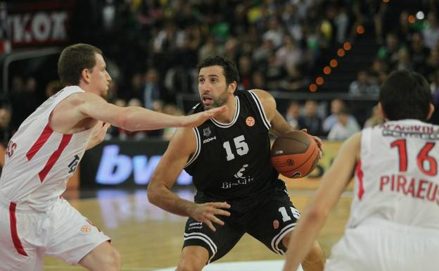 Mumbrú, ante el Olympiacos en el debut del Bilbao Basket en Euroliga.