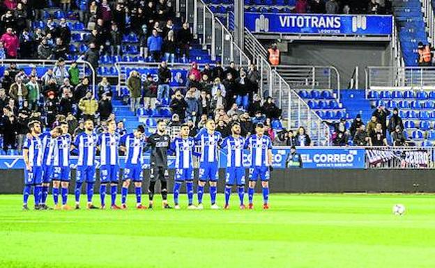 Los jugadores del Alavés y el Levante así como todo Mendizorroza en pie, durante el minuto de silencio en memoria de Quini. 