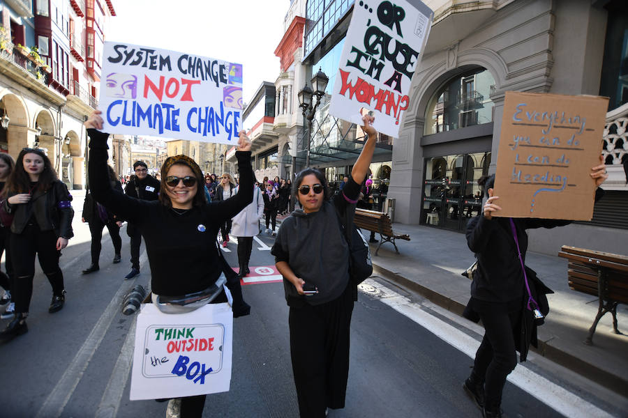 Las mejores fotos del Día Internacional de la Mujer 2018 en Bilbao, con imágenes de las concentraciones y manifestaciones feministas.