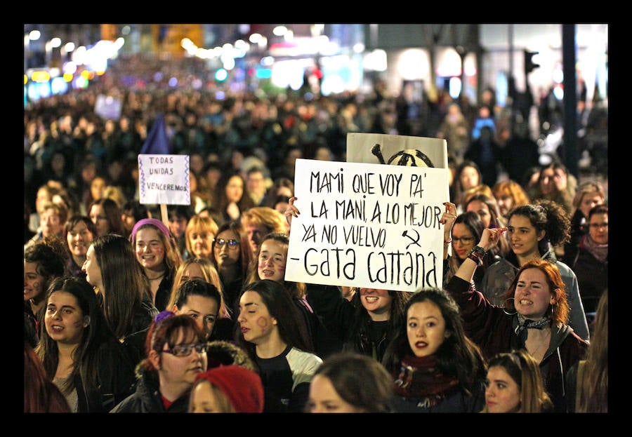 Fotos: La manifestación histórica por el Día de la Mujer en Vitoria