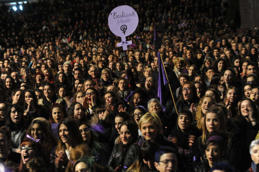 Fotos: La manifestación histórica por el Día de la Mujer en Vitoria