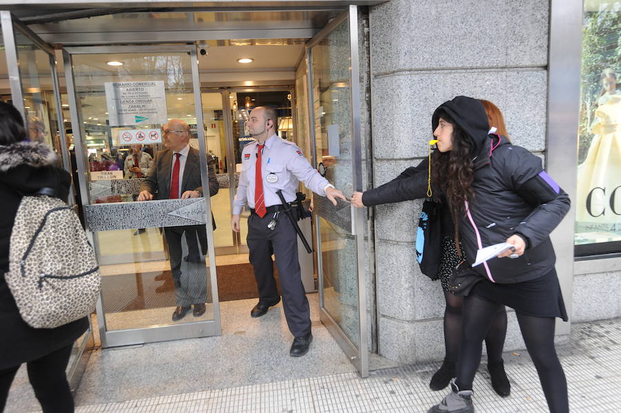 Fotos: Piquete en El Corte Inglés de Vitoria por el 8-M