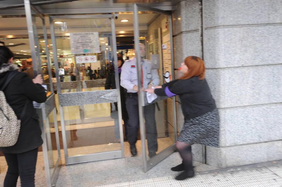 Fotos: Piquete en El Corte Inglés de Vitoria por el 8-M