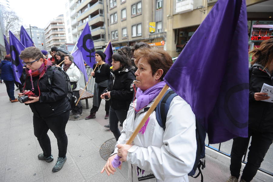 Fotos: Piquete en El Corte Inglés de Vitoria por el 8-M