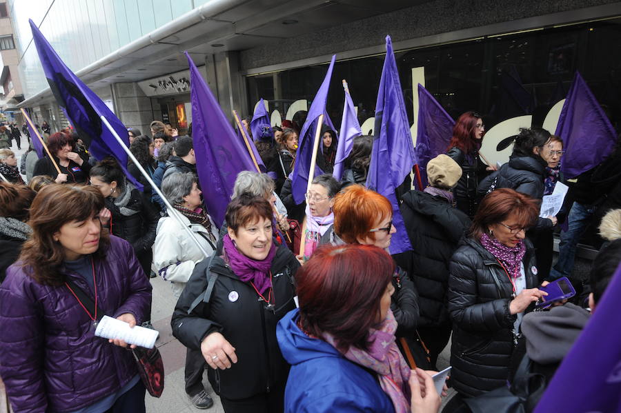 Fotos: Piquete en El Corte Inglés de Vitoria por el 8-M