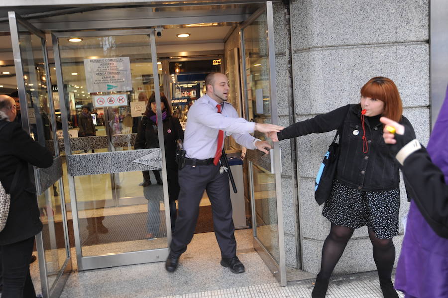 Fotos: Piquete en El Corte Inglés de Vitoria por el 8-M