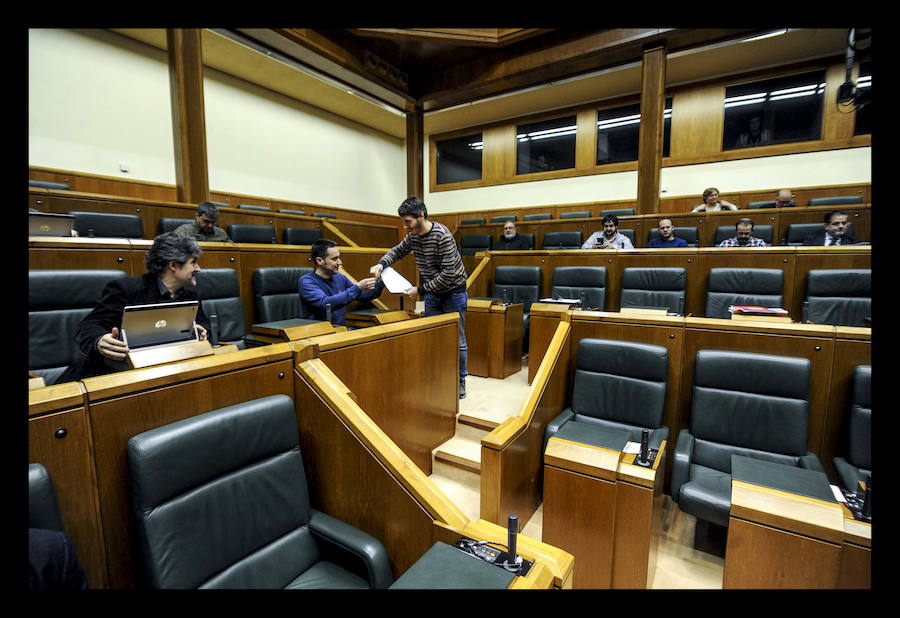 Fotos: Un pleno del Parlamento vasco sin las representantes de EH Bildu, Elkarrekin Podemos y PSE