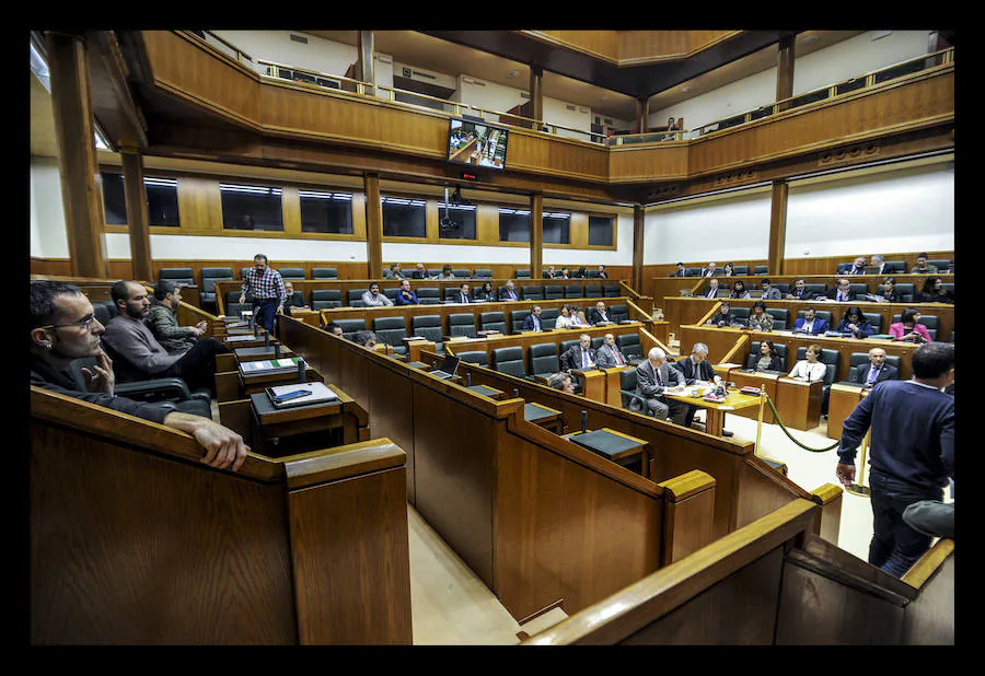 Fotos: Un pleno del Parlamento vasco sin las representantes de EH Bildu, Elkarrekin Podemos y PSE