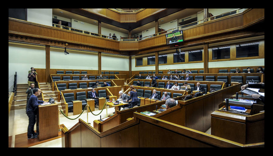 Fotos: Un pleno del Parlamento vasco sin las representantes de EH Bildu, Elkarrekin Podemos y PSE