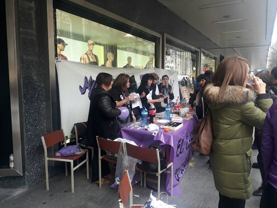 Imagen principal - Día de la mujer 2018: noticias de última hora de la huelga feminista del 8M en Bilbao