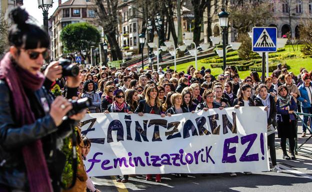 Participantes en la manifestación matinal de ayer en Gernika a su paso por la calle Juan Calzada.
