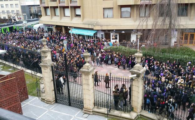 Concentración improvisada ante la puerta del Parlamento vasco. 