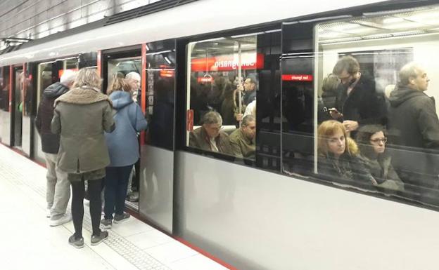 Aglomeraciones en el metro.