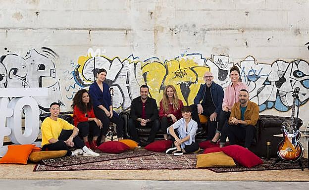 Paula Vázquez, en el centro de la imagen, con el resto del equipo de la academia de baile, que estará dirigida por el bilbaíno Igor Yebra.