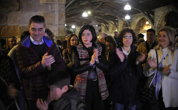 La diputada de Igualdad y el director de Inclusión Social participaron en la concentración de apoyo a Pilar Ríos. 