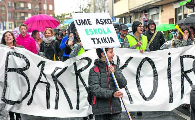 Padres y alumnos de Zipiriñe, durante la manifestación celebrada ayer en Sopela. 