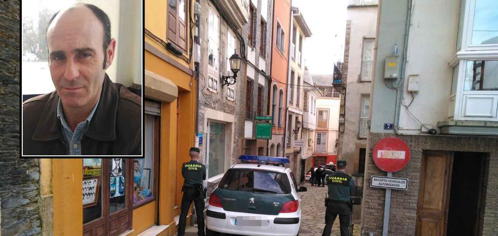 Agentes de la Guardia Civil bloquean el acceso a la calle en la que vive el detenido, en el casco histórico de Navia. 