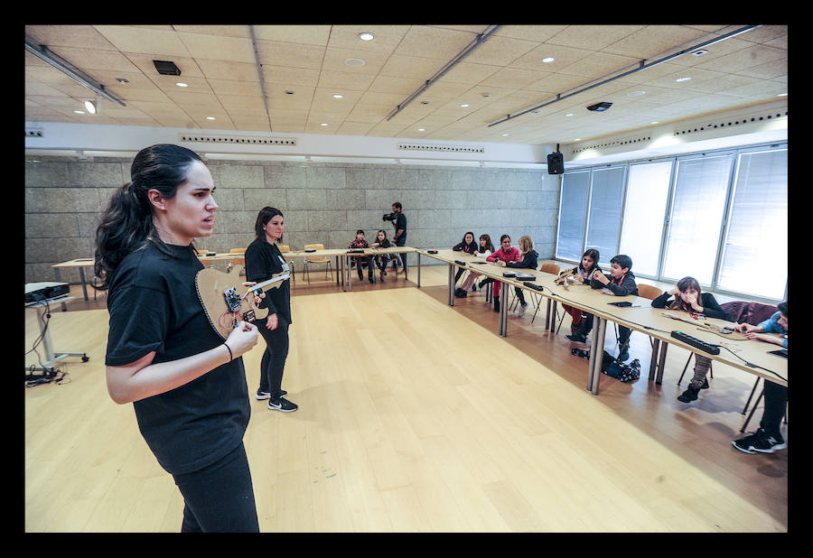 Fotos: Los txikis crean instrumentos eléctricos en el taller &quot;Girls &amp; Tech&quot;