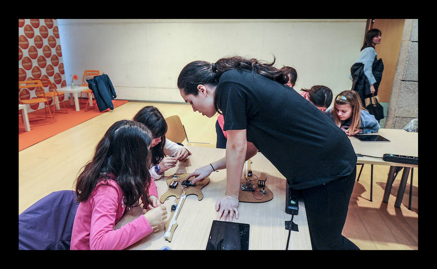 Fotos: Los txikis crean instrumentos eléctricos en el taller &quot;Girls &amp; Tech&quot;
